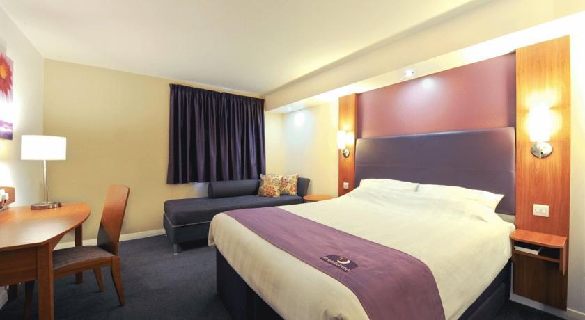 Premier Inn High Wycombe/Beaconsfield Экстерьер фото