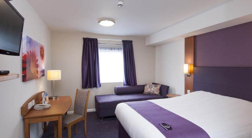 Premier Inn High Wycombe/Beaconsfield Экстерьер фото