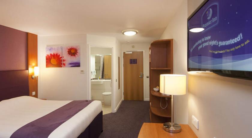 Premier Inn High Wycombe/Beaconsfield Экстерьер фото