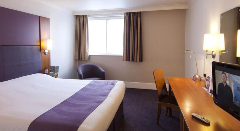 Premier Inn High Wycombe/Beaconsfield Экстерьер фото
