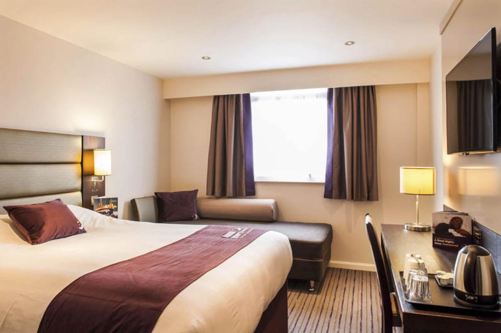 Premier Inn High Wycombe/Beaconsfield Экстерьер фото