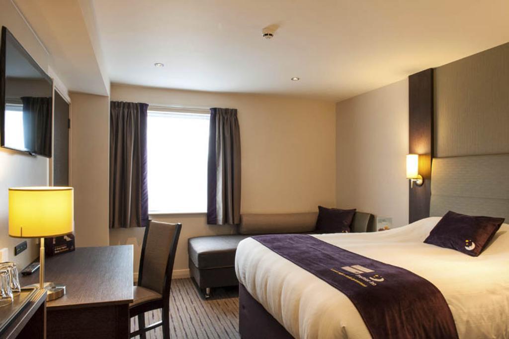 Premier Inn High Wycombe/Beaconsfield Экстерьер фото