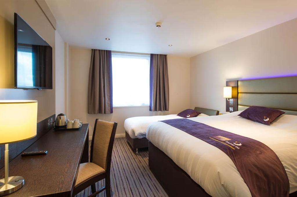 Premier Inn High Wycombe/Beaconsfield Экстерьер фото