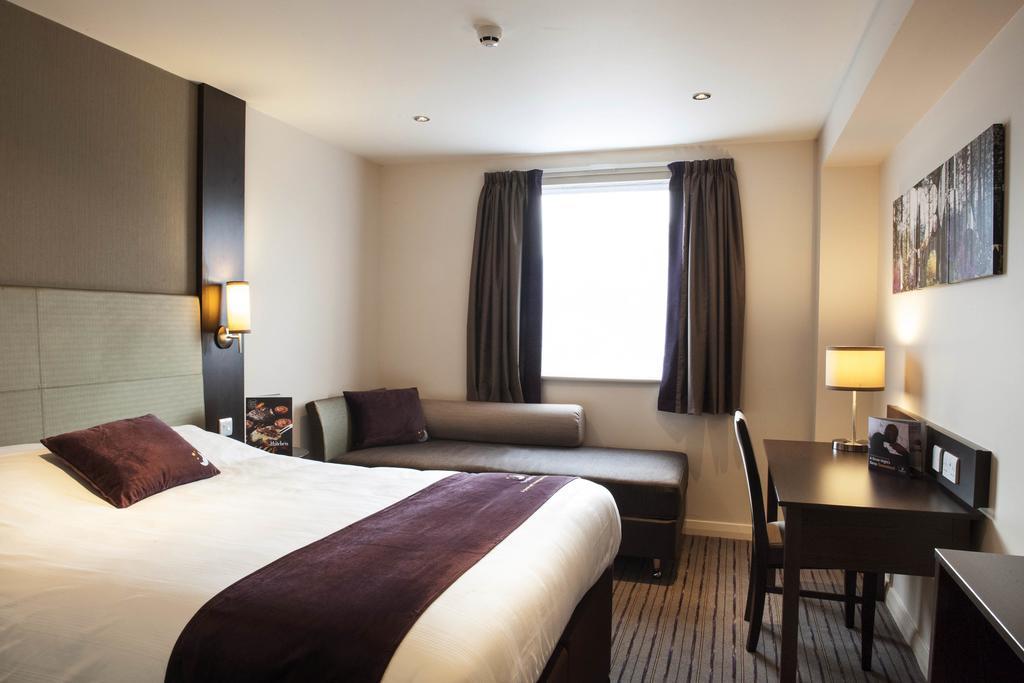 Premier Inn High Wycombe/Beaconsfield Экстерьер фото