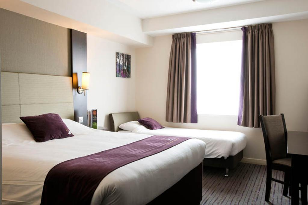 Premier Inn High Wycombe/Beaconsfield Экстерьер фото