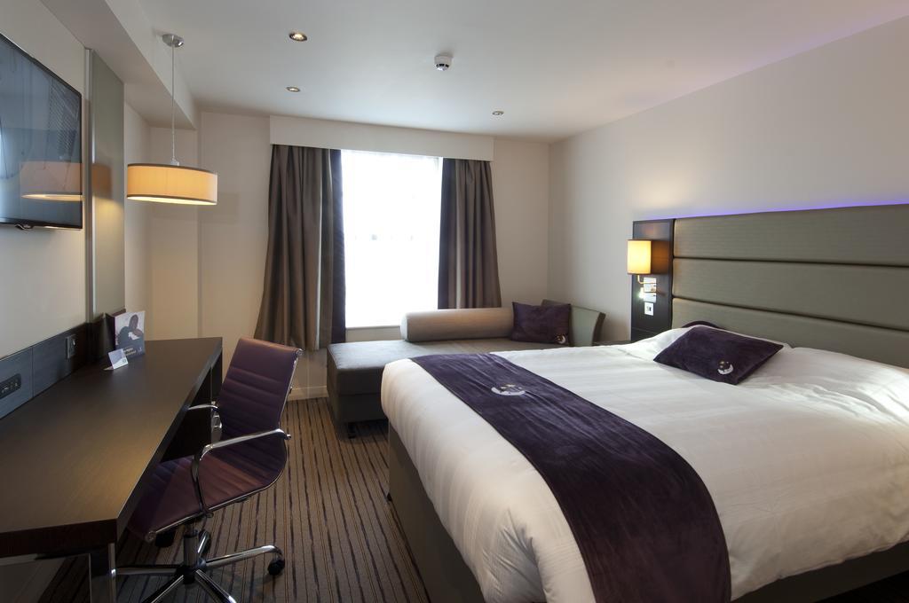 Premier Inn High Wycombe/Beaconsfield Экстерьер фото