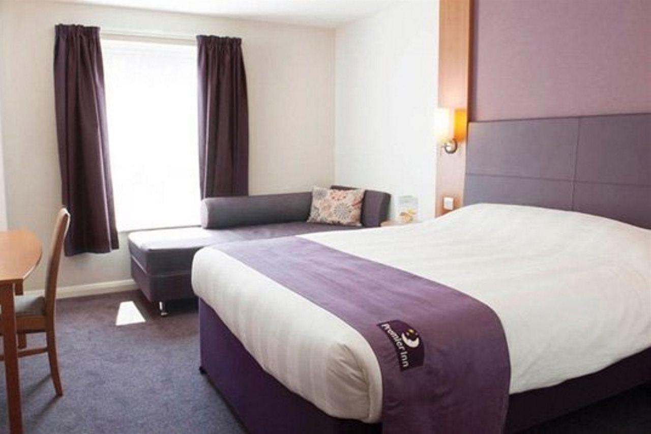 Premier Inn High Wycombe/Beaconsfield Экстерьер фото