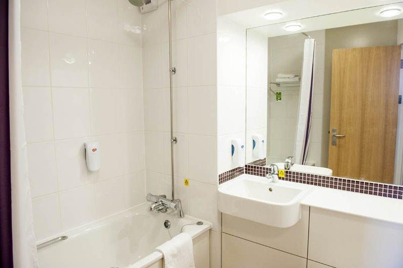 Premier Inn High Wycombe/Beaconsfield Экстерьер фото
